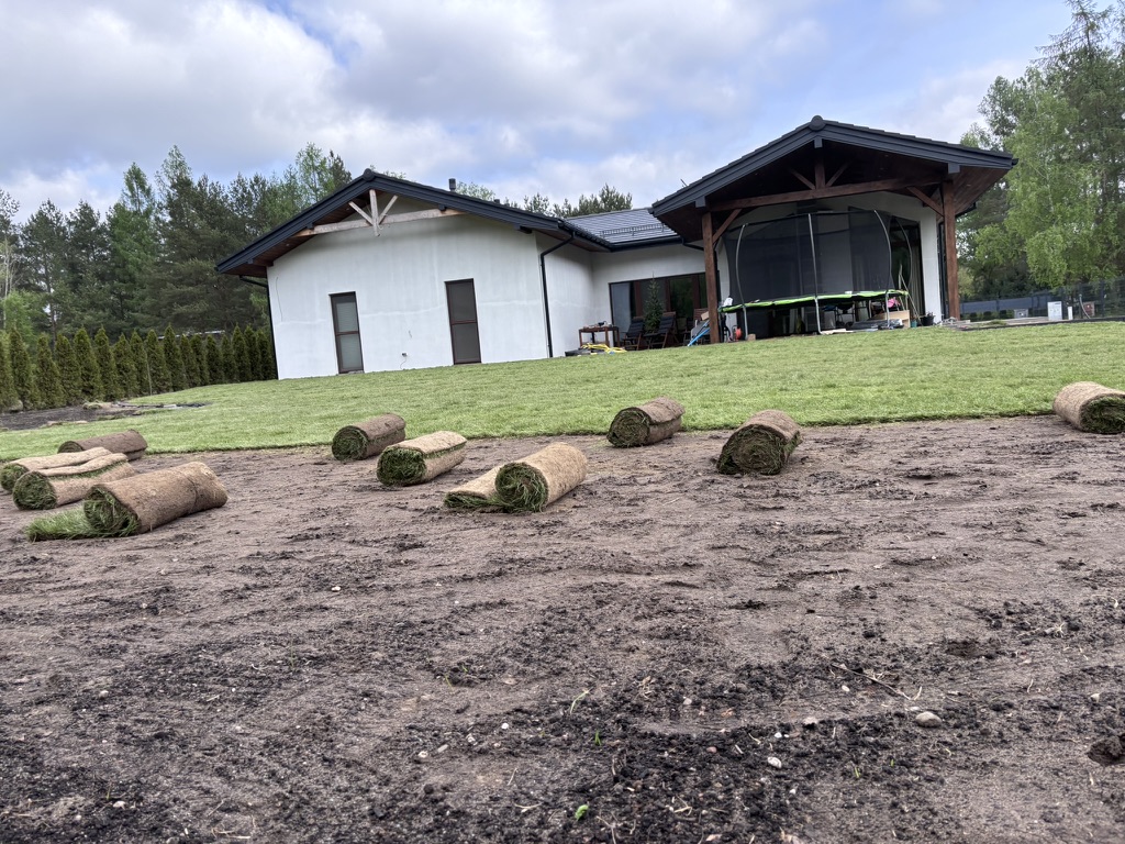 Świeża trawa z rolki przygotowana do ułożenia w ogrodzie