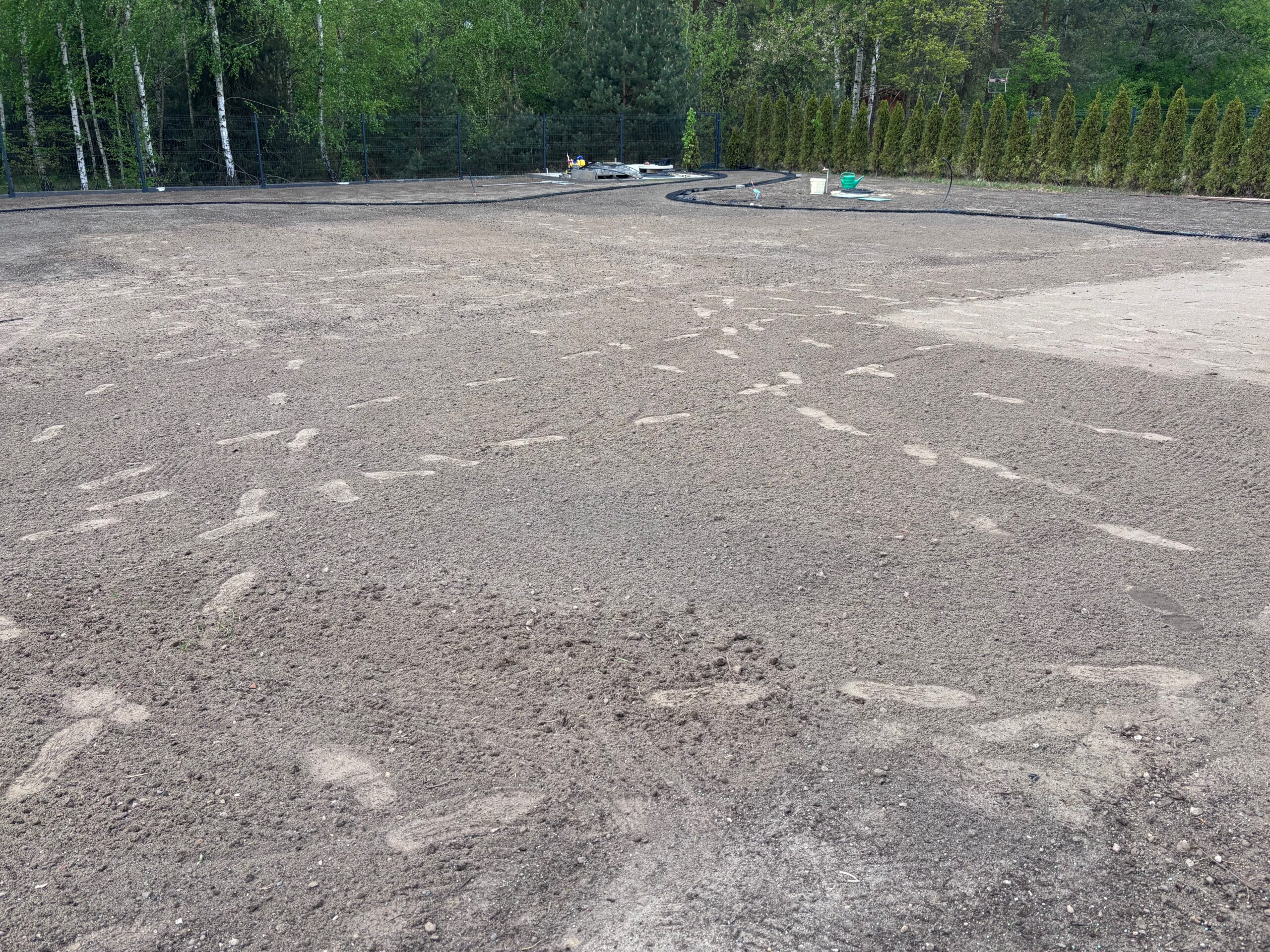 Dostawa trawy z rolki na palecie – rolki przygotowane do rozłożenia